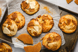 Stroopwaffel Cookies mit weißer Schokolade, außen goldbraun und innen weich. Die Kombination aus karamelligen Stroopwaffeln, cremiger Schokolade und feinem Meersalz macht diese Cookies besonders aromatisch. Ein einfaches Cookie Rezept für besondere Kekse, perfekt zum Kaffee oder als süßes Dessert. #cookies #cookierezept #stroopwaffel #backen #kekse #dessert #backliebe #einfachbacken