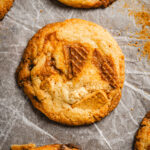 Stroopwaffel Cookies mit weißer Schokolade, außen goldbraun und innen weich. Die Kombination aus karamelligen Stroopwaffeln, cremiger Schokolade und feinem Meersalz macht diese Cookies besonders aromatisch. Ein einfaches Cookie Rezept für besondere Kekse, perfekt zum Kaffee oder als süßes Dessert. #cookies #cookierezept #stroopwaffel #backen #kekse #dessert #backliebe #einfachbacken