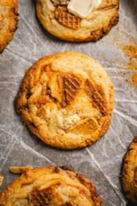 Stroopwaffel Cookies mit weißer Schokolade, außen goldbraun und innen weich. Die Kombination aus karamelligen Stroopwaffeln, cremiger Schokolade und feinem Meersalz macht diese Cookies besonders aromatisch. Ein einfaches Cookie Rezept für besondere Kekse, perfekt zum Kaffee oder als süßes Dessert. #cookies #cookierezept #stroopwaffel #backen #kekse #dessert #backliebe #einfachbacken