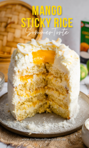 Mango Sticky Rice Torte inspiriert vom beliebten Thai Dessert. Luftiger Kokosbiskuit, cremige Kokos Mascarpone, fruchtiges Mangokompott und authentischer Sticky Rice sorgen für eine besonders saftige, cremige und exotische Torte. Perfekt für den Sommer! #mangotorte #mangostickyrice #kokostorte #tortenrezept #sommertorte #dessert #backen #geburtstagstorte #mango #kokos #thaidessert #backliebe