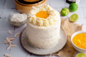 Mango Sticky Rice Torte inspiriert vom beliebten Thai Dessert. Luftiger Kokosbiskuit, cremige Kokos Mascarpone, fruchtiges Mangokompott und authentischer Sticky Rice sorgen für eine besonders saftige, cremige und exotische Torte. Perfekt für den Sommer! #mangotorte #mangostickyrice #kokostorte #tortenrezept #sommertorte #dessert #backen #geburtstagstorte #mango #kokos #thaidessert #backliebe