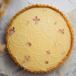 Fruchtige Zitronen-Yuzu-Tarte mit knusprigem Mürbeteig, cremiger Lemon-Curd-Füllung, Yuzu-Sirup und weißer Ganache. Ein elegantes Tarte Rezept mit frischem Zitrusaroma, feiner Säure und cremiger Schokolade. #Zitronentarte #YuzuTarte #TarteRezept #YuzuRezept #LemonTart #Zitronenkuchen #Mürbeteig #WeißeSchokolade
