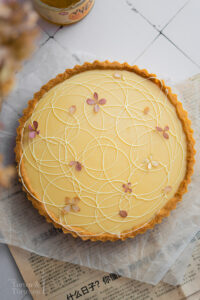 Fruchtige Zitronen-Yuzu-Tarte mit knusprigem Mürbeteig, cremiger Lemon-Curd-Füllung, Yuzu-Sirup und weißer Ganache. Ein elegantes Tarte Rezept mit frischem Zitrusaroma, feiner Säure und cremiger Schokolade. #Zitronentarte #YuzuTarte #TarteRezept #YuzuRezept #LemonTart #Zitronenkuchen #Mürbeteig #WeißeSchokolade
