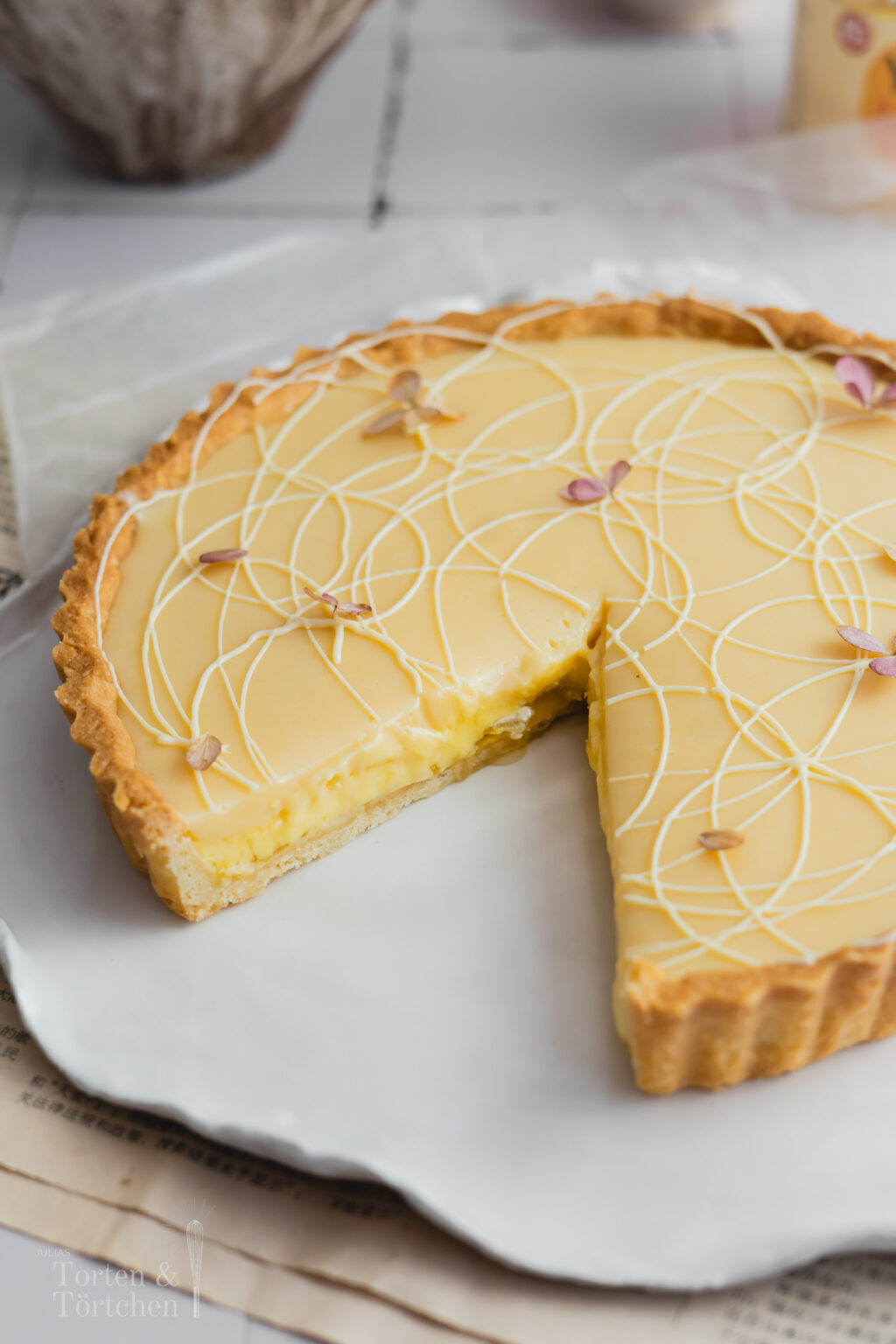 Fruchtige Zitronen-Yuzu-Tarte mit knusprigem Mürbeteig, cremiger Lemon-Curd-Füllung, Yuzu-Sirup und weißer Ganache. Ein elegantes Tarte Rezept mit frischem Zitrusaroma, feiner Säure und cremiger Schokolade. #Zitronentarte #YuzuTarte #TarteRezept #YuzuRezept #LemonTart #Zitronenkuchen #Mürbeteig #WeißeSchokolade