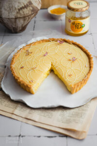 Fruchtige Zitronen-Yuzu-Tarte mit knusprigem Mürbeteig, cremiger Lemon-Curd-Füllung, Yuzu-Sirup und weißer Ganache. Ein elegantes Tarte Rezept mit frischem Zitrusaroma, feiner Säure und cremiger Schokolade. #Zitronentarte #YuzuTarte #TarteRezept #YuzuRezept #LemonTart #Zitronenkuchen #Mürbeteig #WeißeSchokolade