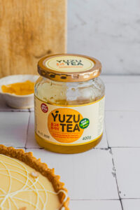 Fruchtige Zitronen-Yuzu-Tarte mit knusprigem Mürbeteig, cremiger Lemon-Curd-Füllung, Yuzu-Sirup und weißer Ganache. Ein elegantes Tarte Rezept mit frischem Zitrusaroma, feiner Säure und cremiger Schokolade. #Zitronentarte #YuzuTarte #TarteRezept #YuzuRezept #LemonTart #Zitronenkuchen #Mürbeteig #WeißeSchokolade