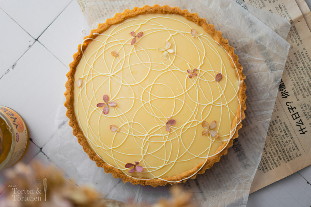 Fruchtige Zitronen-Yuzu-Tarte mit knusprigem Mürbeteig, cremiger Lemon-Curd-Füllung, Yuzu-Sirup und weißer Ganache. Ein elegantes Tarte Rezept mit frischem Zitrusaroma, feiner Säure und cremiger Schokolade. #Zitronentarte #YuzuTarte #TarteRezept #YuzuRezept #LemonTart #Zitronenkuchen #Mürbeteig #WeißeSchokolade