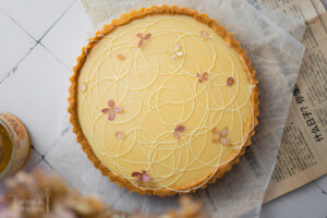 Fruchtige Zitronen-Yuzu-Tarte mit knusprigem Mürbeteig, cremiger Lemon-Curd-Füllung, Yuzu-Sirup und weißer Ganache. Ein elegantes Tarte Rezept mit frischem Zitrusaroma, feiner Säure und cremiger Schokolade. #Zitronentarte #YuzuTarte #TarteRezept #YuzuRezept #LemonTart #Zitronenkuchen #Mürbeteig #WeißeSchokolade
