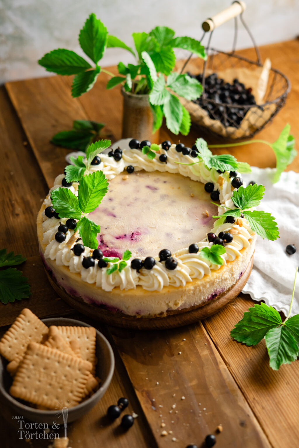 Cassis Cheesecake mit schwarzen Johannisbeeren, cremiger Frischkäsefüllung, Keksboden und fruchtiger Cassis-Marmorierung. Ein einfacher, saftiger Cheesecake mit süß-säuerlichem Beerenkompott, perfekt um schwarze Johannisbeeren aus dem Garten zu verwerten. #cassis #cheesecake #johannisbeeren #käsekuchen #sommerkuchen #beerenkuchen #backen #kuchenrezept #gartenrezept #dessert