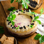 Cassis Cheesecake mit schwarzen Johannisbeeren, cremiger Frischkäsefüllung, Keksboden und fruchtiger Cassis-Marmorierung. Ein einfacher, saftiger Cheesecake mit süß-säuerlichem Beerenkompott, perfekt um schwarze Johannisbeeren aus dem Garten zu verwerten. #cassis #cheesecake #johannisbeeren #käsekuchen #sommerkuchen #beerenkuchen #backen #kuchenrezept #gartenrezept #dessert