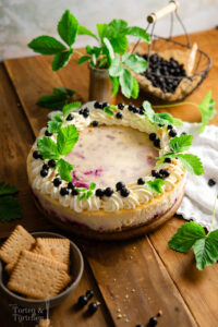 Cassis Cheesecake mit schwarzen Johannisbeeren, cremiger Frischkäsefüllung, Keksboden und fruchtiger Cassis-Marmorierung. Ein einfacher, saftiger Cheesecake mit süß-säuerlichem Beerenkompott, perfekt um schwarze Johannisbeeren aus dem Garten zu verwerten. #cassis #cheesecake #johannisbeeren #käsekuchen #sommerkuchen #beerenkuchen #backen #kuchenrezept #gartenrezept #dessert