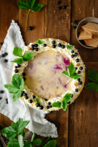 Cassis Cheesecake mit schwarzen Johannisbeeren, cremiger Frischkäsefüllung, Keksboden und fruchtiger Cassis-Marmorierung. Ein einfacher, saftiger Cheesecake mit süß-säuerlichem Beerenkompott, perfekt um schwarze Johannisbeeren aus dem Garten zu verwerten. #cassis #cheesecake #johannisbeeren #käsekuchen #sommerkuchen #beerenkuchen #backen #kuchenrezept #gartenrezept #dessert