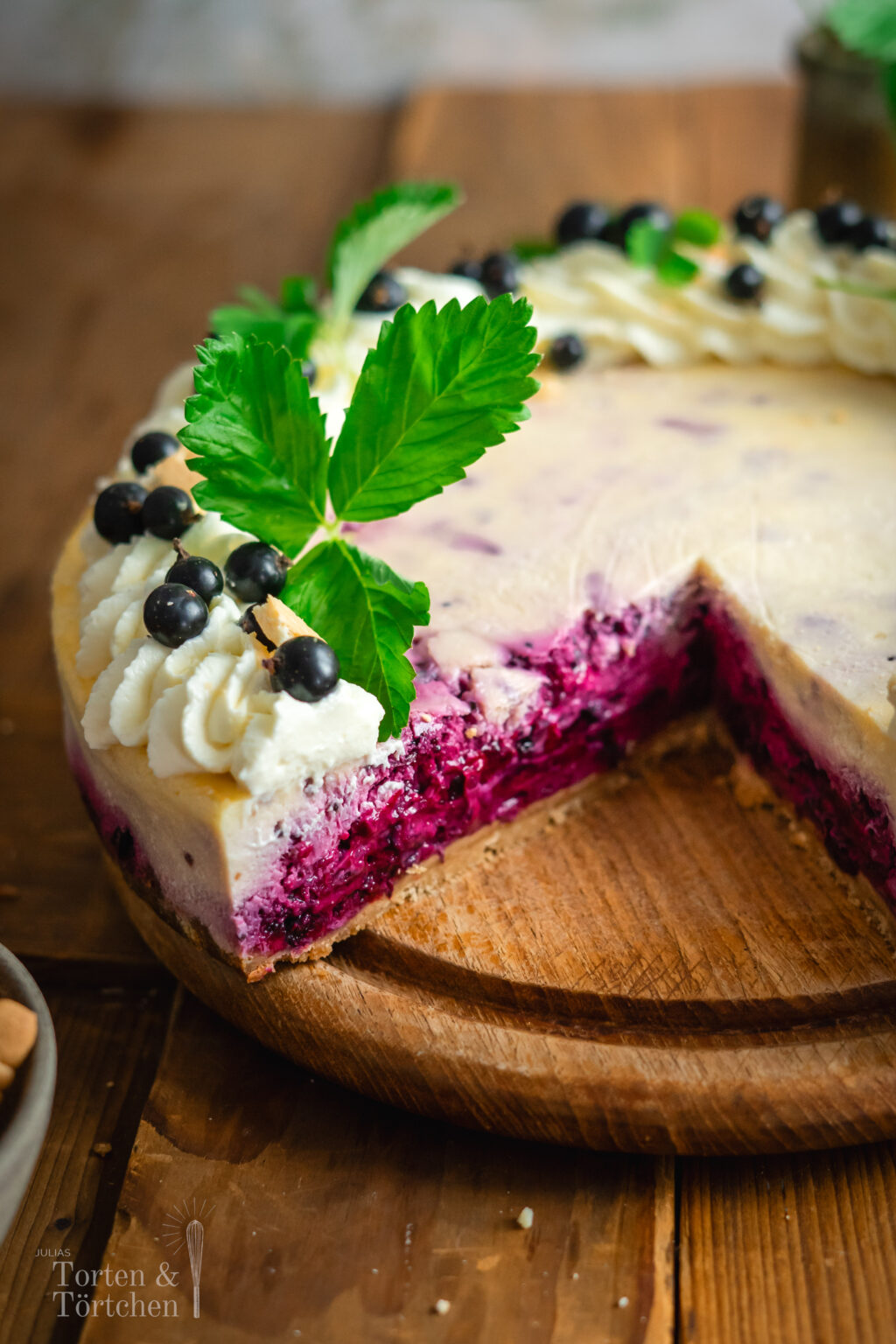 Cassis Cheesecake mit schwarzen Johannisbeeren, cremiger Frischkäsefüllung, Keksboden und fruchtiger Cassis-Marmorierung. Ein einfacher, saftiger Cheesecake mit süß-säuerlichem Beerenkompott, perfekt um schwarze Johannisbeeren aus dem Garten zu verwerten. #cassis #cheesecake #johannisbeeren #käsekuchen #sommerkuchen #beerenkuchen #backen #kuchenrezept #gartenrezept #dessert