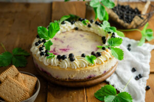 Cassis Cheesecake mit schwarzen Johannisbeeren, cremiger Frischkäsefüllung, Keksboden und fruchtiger Cassis-Marmorierung. Ein einfacher, saftiger Cheesecake mit süß-säuerlichem Beerenkompott, perfekt um schwarze Johannisbeeren aus dem Garten zu verwerten. #cassis #cheesecake #johannisbeeren #käsekuchen #sommerkuchen #beerenkuchen #backen #kuchenrezept #gartenrezept #dessert
