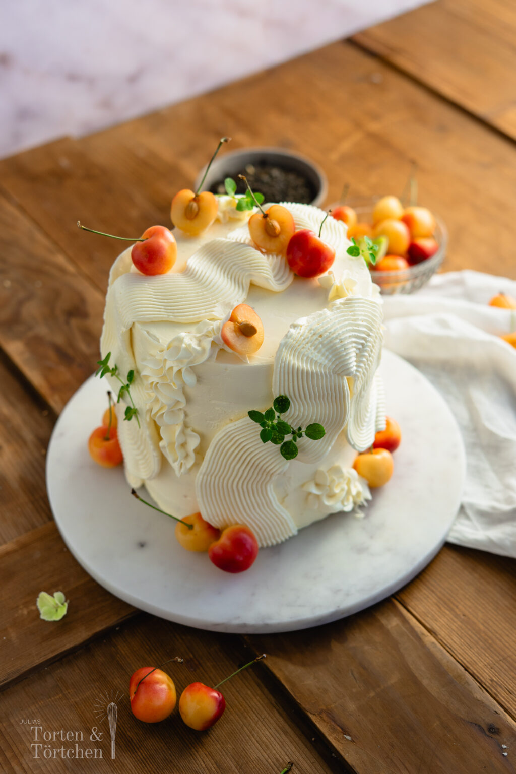 Kirsch Jasmin Mascarpone Torte mit feinen Jasminteeböden, fruchtigem Kirschkompott und cremiger Vanille-Mascarponefüllung. Eine elegante Sommertorte mit zartem Teearoma, frischen Kirschen und geschwungener Buttercreme-Dekoration – besonders schön für festliche Kaffeetafeln, Geburtstage und sommerliche Anlässe. #kirschtorte #tortenrezept #mascarponecreme #jasminttee #sommertorte #geburtstagstorte #backen #kirschrezept #buttercreme #foodphotography