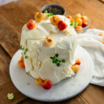 Kirsch Jasmin Mascarpone Torte mit feinen Jasminteeböden, fruchtigem Kirschkompott und cremiger Vanille-Mascarponefüllung. Eine elegante Sommertorte mit zartem Teearoma, frischen Kirschen und geschwungener Buttercreme-Dekoration – besonders schön für festliche Kaffeetafeln, Geburtstage und sommerliche Anlässe. #kirschtorte #tortenrezept #mascarponecreme #jasminttee #sommertorte #geburtstagstorte #backen #kirschrezept #buttercreme #foodphotography