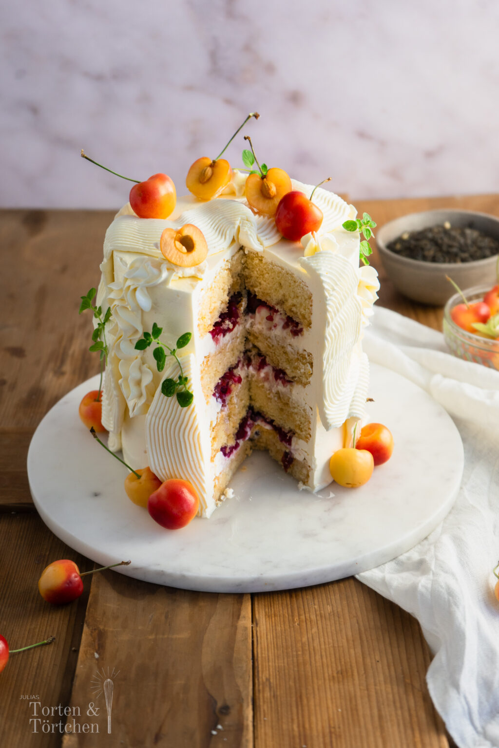 Kirsch Jasmin Mascarpone Torte mit feinen Jasminteeböden, fruchtigem Kirschkompott und cremiger Vanille-Mascarponefüllung. Eine elegante Sommertorte mit zartem Teearoma, frischen Kirschen und geschwungener Buttercreme-Dekoration – besonders schön für festliche Kaffeetafeln, Geburtstage und sommerliche Anlässe. #kirschtorte #tortenrezept #mascarponecreme #jasminttee #sommertorte #geburtstagstorte #backen #kirschrezept #buttercreme #foodphotography