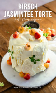 Kirsch Jasmin Mascarpone Torte mit feinen Jasminteeböden, fruchtigem Kirschkompott und cremiger Vanille-Mascarponefüllung. Eine elegante Sommertorte mit zartem Teearoma, frischen Kirschen und geschwungener Buttercreme-Dekoration – besonders schön für festliche Kaffeetafeln, Geburtstage und sommerliche Anlässe. #kirschtorte #tortenrezept #mascarponecreme #jasminttee #sommertorte #geburtstagstorte #backen #kirschrezept #buttercreme #foodphotography