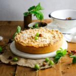 Stachelbeer Streuselkuchen mit cremiger Vanillepuddingfüllung, frischen Stachelbeeren und buttrigen Streuseln. Ein einfacher, saftiger Obstkuchen mit knuspriger Decke und fruchtig-säuerlicher Füllung, perfekt für den Sommer und wenn man mal zu viele Stachelbeeren geerntet hat! #stachelbeerkuchen #streuselkuchen #obstkuchen #sommerkuchen #puddingkuchen #backen #kuchenrezept #stachelbeeren #kaffeetafel #einfachbacken