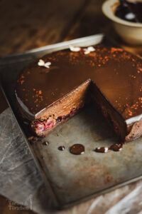 Mein Rezept für einen dekadenten Schokoladen Kirsch Cheesecake mit dunkler Ganache, cremig schokoladiger Frischkäsemasse und fruchtigem Kirschkompott auf Schokokeksboden. Intensiv schokoladig, samtig und mit genau der richtigen Balance aus süß, herb und fruchtig! #cheesecake #schokocheesecake #kirschcheesecake #schokoladenkuchen #kirschkuchen #ganache #backen #kuchenrezept #dessert