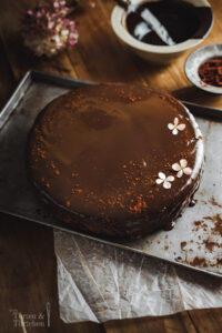 Mein Rezept für einen dekadenten Schokoladen Kirsch Cheesecake mit dunkler Ganache, cremig schokoladiger Frischkäsemasse und fruchtigem Kirschkompott auf Schokokeksboden. Intensiv schokoladig, samtig und mit genau der richtigen Balance aus süß, herb und fruchtig! #cheesecake #schokocheesecake #kirschcheesecake #schokoladenkuchen #kirschkuchen #ganache #backen #kuchenrezept #dessert