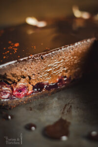 Mein Rezept für einen dekadenten Schokoladen Kirsch Cheesecake mit dunkler Ganache, cremig schokoladiger Frischkäsemasse und fruchtigem Kirschkompott auf Schokokeksboden. Intensiv schokoladig, samtig und mit genau der richtigen Balance aus süß, herb und fruchtig! #cheesecake #schokocheesecake #kirschcheesecake #schokoladenkuchen #kirschkuchen #ganache #backen #kuchenrezept #dessert