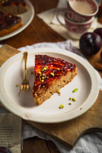 Tonka Pflaumen Upside Down Kuchen mit karamellisierter Pflaumenschicht, weichem Rührteig, Buttermilch, Amaretto und warmen Gewürzen. Ein aromatischer Herbstkuchen mit Zimt, Tonkabohne und saftigen roten Pflaumen, der nach gemütlichen Nachmittagen, goldener Jahreszeit und frisch gebackenem Kuchen duftet. #pflaumenkuchen #upsidedowncake #herbstkuchen #tonkabohne #rührkuchen #backen #kuchenrezept #zimt #amaretto #saisonalesbacken