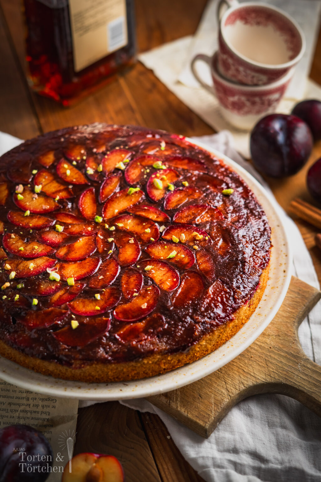 Tonka Pflaumen Upside Down Kuchen mit karamellisierter Pflaumenschicht, weichem Rührteig, Buttermilch, Amaretto und warmen Gewürzen. Ein aromatischer Herbstkuchen mit Zimt, Tonkabohne und saftigen roten Pflaumen, der nach gemütlichen Nachmittagen, goldener Jahreszeit und frisch gebackenem Kuchen duftet. #pflaumenkuchen #upsidedowncake #herbstkuchen #tonkabohne #rührkuchen #backen #kuchenrezept #zimt #amaretto #saisonalesbacken