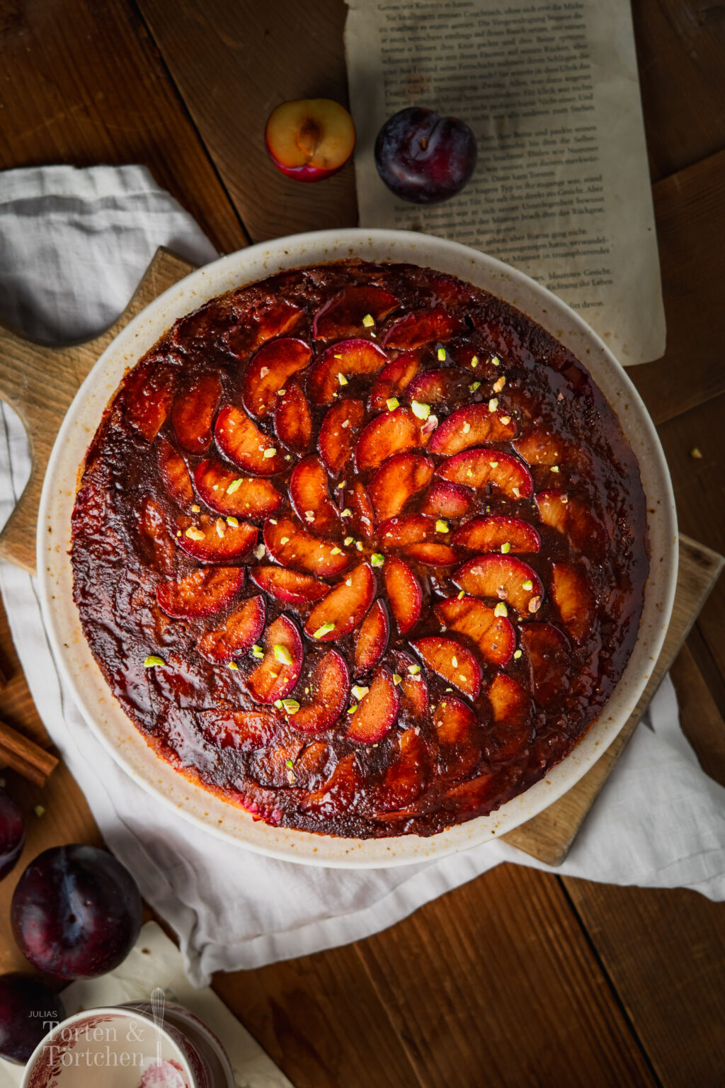 Tonka Pflaumen Upside Down Kuchen mit karamellisierter Pflaumenschicht, weichem Rührteig, Buttermilch, Amaretto und warmen Gewürzen. Ein aromatischer Herbstkuchen mit Zimt, Tonkabohne und saftigen roten Pflaumen, der nach gemütlichen Nachmittagen, goldener Jahreszeit und frisch gebackenem Kuchen duftet. #pflaumenkuchen #upsidedowncake #herbstkuchen #tonkabohne #rührkuchen #backen #kuchenrezept #zimt #amaretto #saisonalesbacken