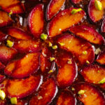 Tonka Pflaumen Upside Down Kuchen mit karamellisierter Pflaumenschicht, weichem Rührteig, Buttermilch, Amaretto und warmen Gewürzen. Ein aromatischer Herbstkuchen mit Zimt, Tonkabohne und saftigen roten Pflaumen, der nach gemütlichen Nachmittagen, goldener Jahreszeit und frisch gebackenem Kuchen duftet. #pflaumenkuchen #upsidedowncake #herbstkuchen #tonkabohne #rührkuchen #backen #kuchenrezept #zimt #amaretto #saisonalesbacken