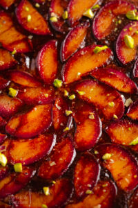 Tonka Pflaumen Upside Down Kuchen mit karamellisierter Pflaumenschicht, weichem Rührteig, Buttermilch, Amaretto und warmen Gewürzen. Ein aromatischer Herbstkuchen mit Zimt, Tonkabohne und saftigen roten Pflaumen, der nach gemütlichen Nachmittagen, goldener Jahreszeit und frisch gebackenem Kuchen duftet. #pflaumenkuchen #upsidedowncake #herbstkuchen #tonkabohne #rührkuchen #backen #kuchenrezept #zimt #amaretto #saisonalesbacken