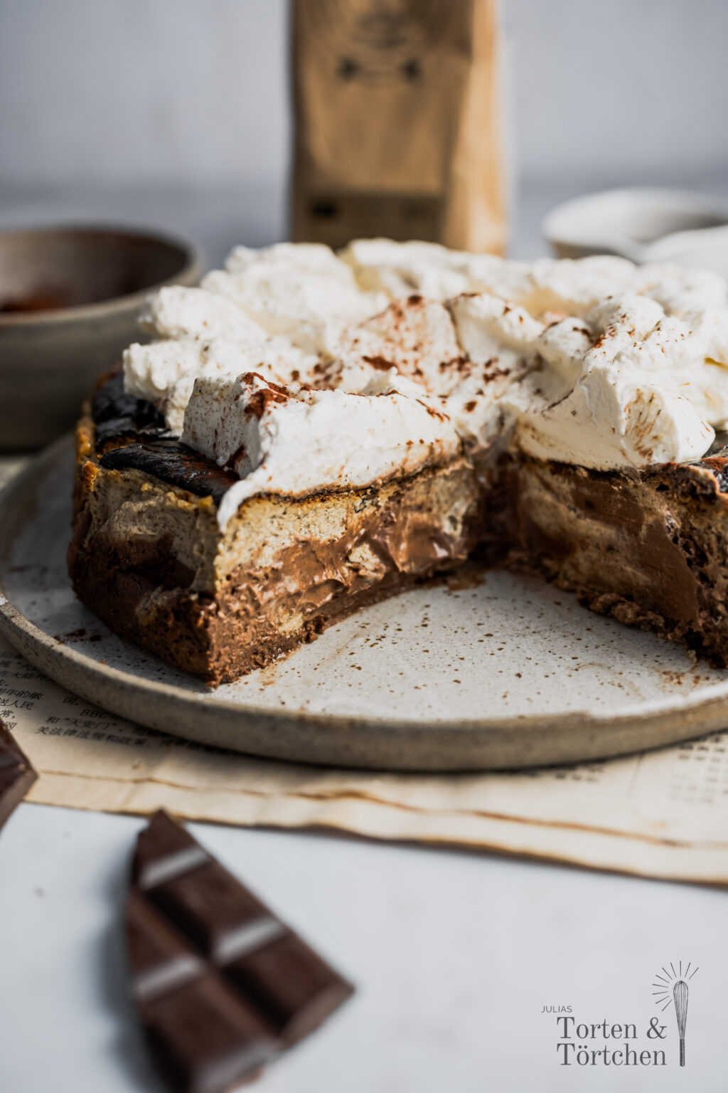 Hojicha Schokoladen Basque Cheesecake mit dunkler Schokolade, Mascarpone und sahniger Creme. Gerösteter japanischer Grüntee bringt warme, malzige und leicht erdige Aromen in den cremigen Käsekuchen, während die gebräunte Oberfläche und die weiche Mitte typisch für Basque Cheesecake bleiben. #basquecheesecake #hojicha #cheesecake #schokoladencheesecake #japanischbacken #käsekuchen #teedessert #backen #dessertrezept #schokolade