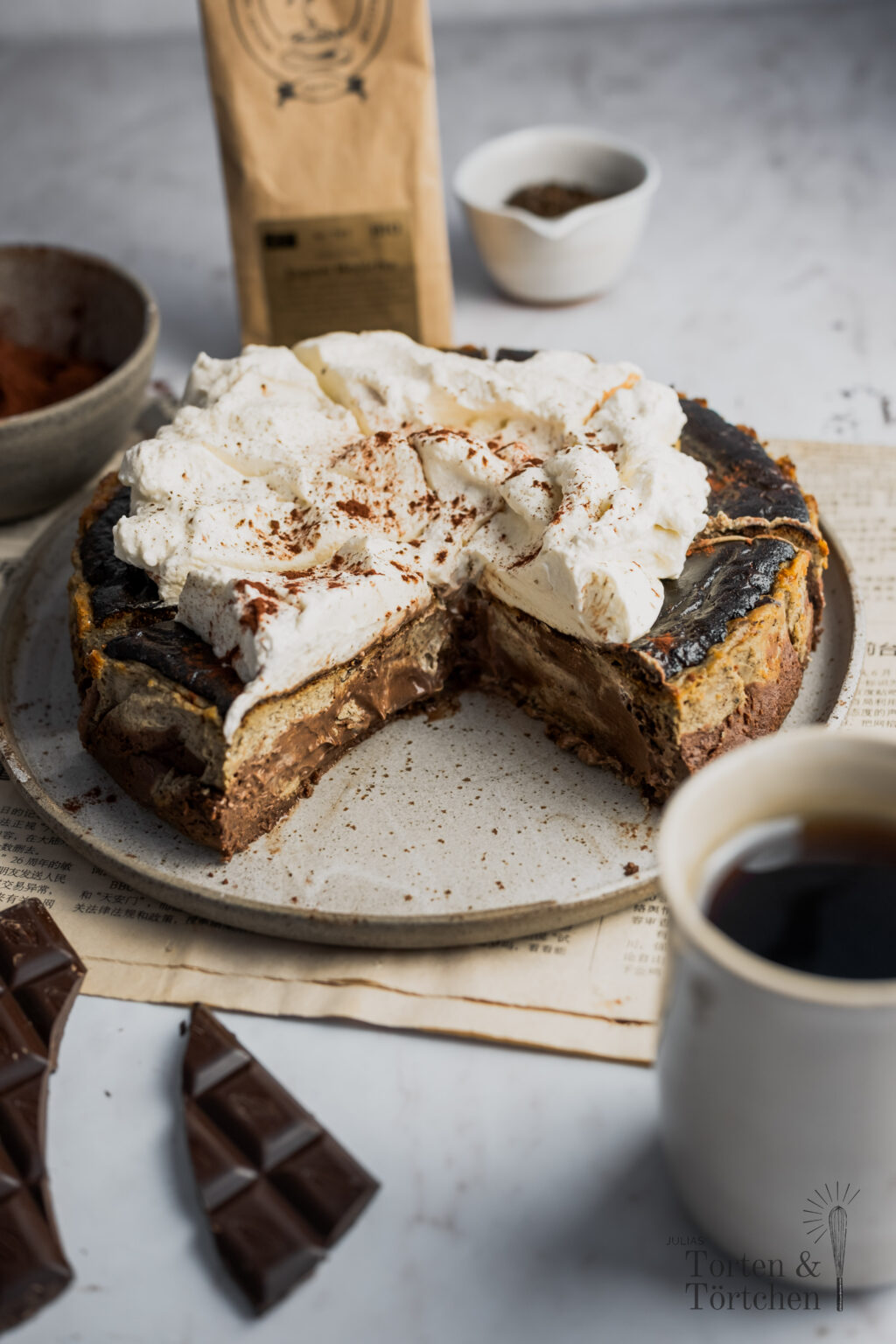 Hojicha Schokoladen Basque Cheesecake mit dunkler Schokolade, Mascarpone und sahniger Creme. Gerösteter japanischer Grüntee bringt warme, malzige und leicht erdige Aromen in den cremigen Käsekuchen, während die gebräunte Oberfläche und die weiche Mitte typisch für Basque Cheesecake bleiben. #basquecheesecake #hojicha #cheesecake #schokoladencheesecake #japanischbacken #käsekuchen #teedessert #backen #dessertrezept #schokolade