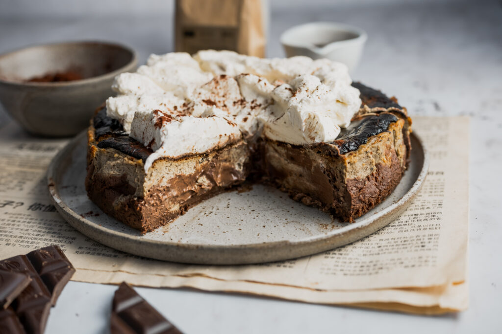Hojicha Schokoladen Basque Cheesecake mit dunkler Schokolade, Mascarpone und sahniger Creme. Gerösteter japanischer Grüntee bringt warme, malzige und leicht erdige Aromen in den cremigen Käsekuchen, während die gebräunte Oberfläche und die weiche Mitte typisch für Basque Cheesecake bleiben. #basquecheesecake #hojicha #cheesecake #schokoladencheesecake #japanischbacken #käsekuchen #teedessert #backen #dessertrezept #schokolade