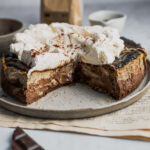 Hojicha Schokoladen Basque Cheesecake mit dunkler Schokolade, Mascarpone und sahniger Creme. Gerösteter japanischer Grüntee bringt warme, malzige und leicht erdige Aromen in den cremigen Käsekuchen, während die gebräunte Oberfläche und die weiche Mitte typisch für Basque Cheesecake bleiben. #basquecheesecake #hojicha #cheesecake #schokoladencheesecake #japanischbacken #käsekuchen #teedessert #backen #dessertrezept #schokolade