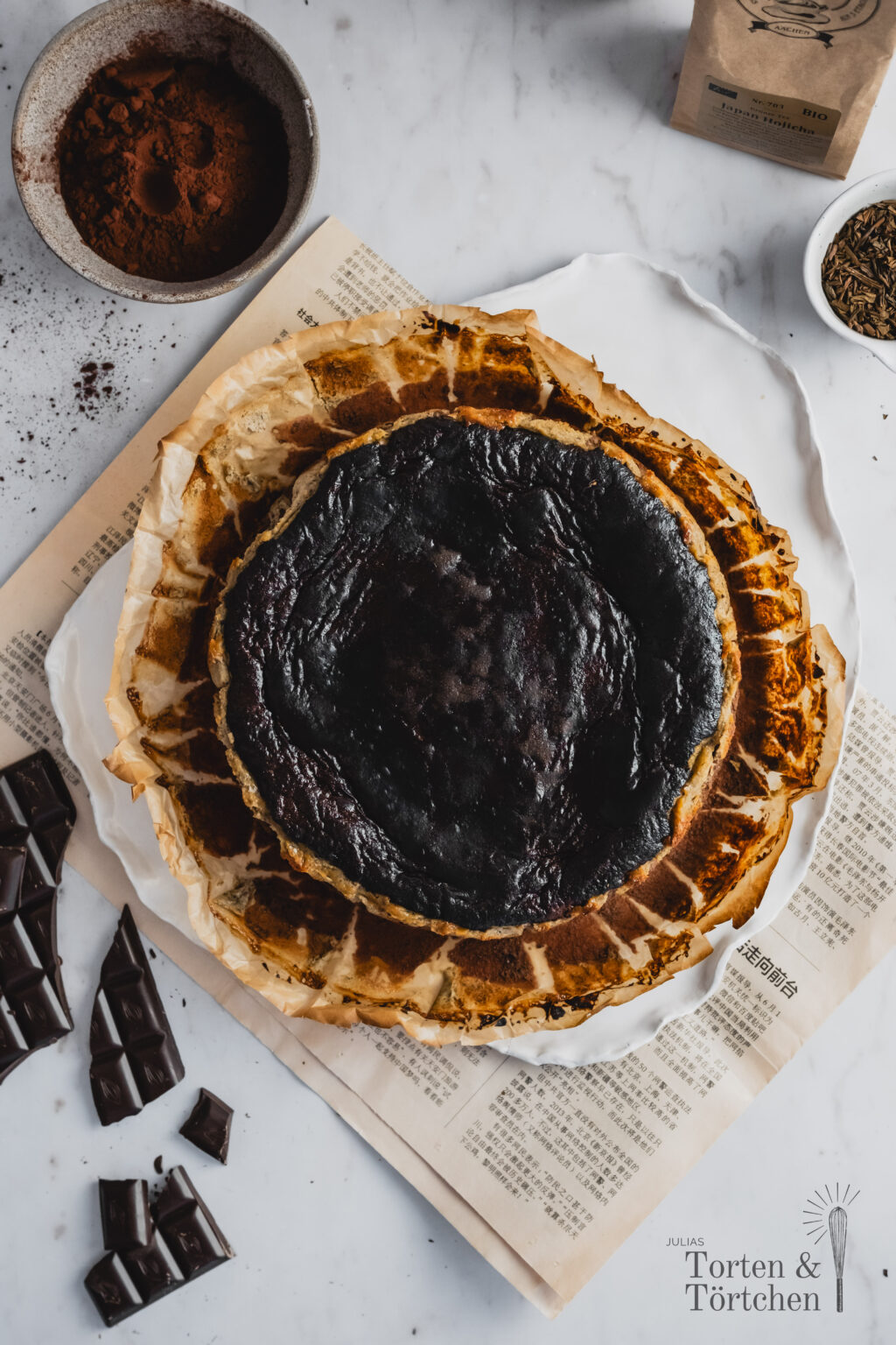 Hojicha Schokoladen Basque Cheesecake mit dunkler Schokolade, Mascarpone und sahniger Creme. Gerösteter japanischer Grüntee bringt warme, malzige und leicht erdige Aromen in den cremigen Käsekuchen, während die gebräunte Oberfläche und die weiche Mitte typisch für Basque Cheesecake bleiben. #basquecheesecake #hojicha #cheesecake #schokoladencheesecake #japanischbacken #käsekuchen #teedessert #backen #dessertrezept #schokolade