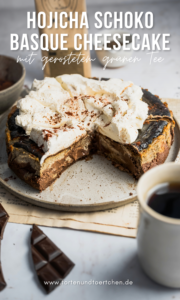 Hojicha Schokoladen Basque Cheesecake mit dunkler Schokolade, Mascarpone und sahniger Creme. Gerösteter japanischer Grüntee bringt warme, malzige und leicht erdige Aromen in den cremigen Käsekuchen, während die gebräunte Oberfläche und die weiche Mitte typisch für Basque Cheesecake bleiben. #basquecheesecake #hojicha #cheesecake #schokoladencheesecake #japanischbacken #käsekuchen #teedessert #backen #dessertrezept #schokolade